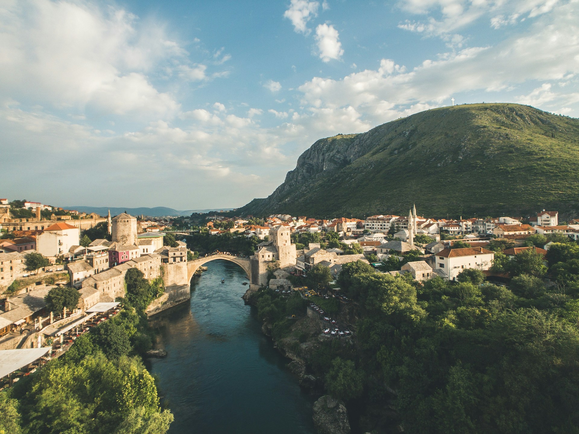 Stari most iznad Neretve u Mostaru